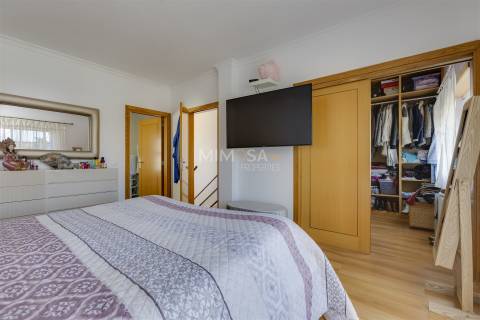 Moradia T3+2 com Piscina e Sótão Amplo a 5 Minutos de Lagos