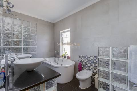 Moradia T3+2 com Piscina e Sótão Amplo a 5 Minutos de Lagos
