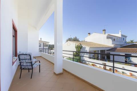 Moradia T3+2 com Piscina e Sótão Amplo a 5 Minutos de Lagos