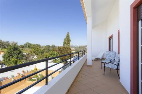Moradia T3+2 com Piscina e Sótão Amplo a 5 Minutos de Lagos