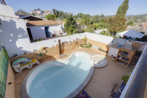 Moradia T3+2 com Piscina e Sótão Amplo a 5 Minutos de Lagos