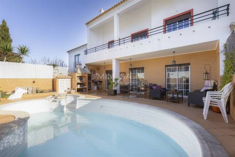 Moradia T3+2 com Piscina e Sótão Amplo a 5 Minutos de Lagos