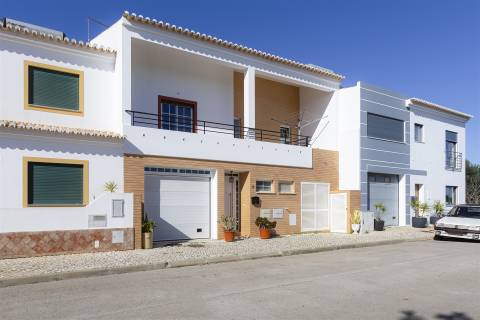 Moradia T3+2 com Piscina e Sótão Amplo a 5 Minutos de Lagos