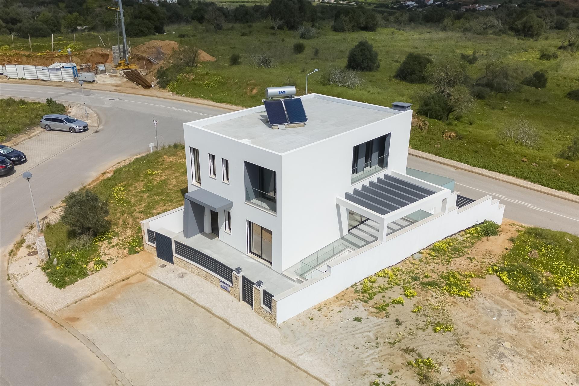 Moradia T4 com Piscina Aquecida e Vista Mar – Mexilhoeira Grande