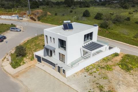 Moradia T4 com Piscina Aquecida e Vista Mar – Mexilhoeira Grande