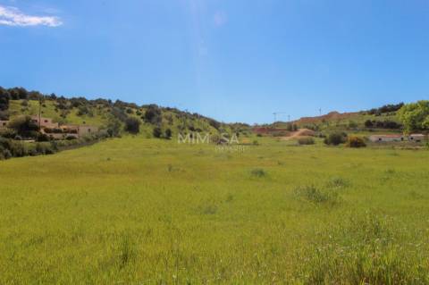 Terreno com Projeto para Moradia T3 com Piscina – Lagos
