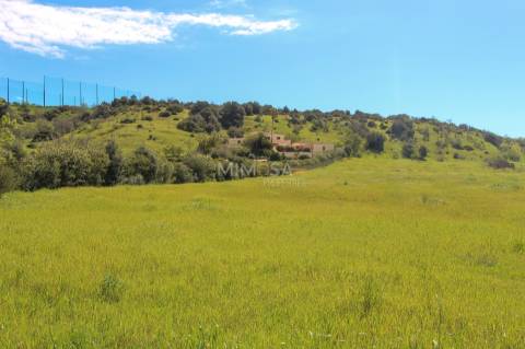 Terreno com Projeto para Moradia T3 com Piscina – Lagos