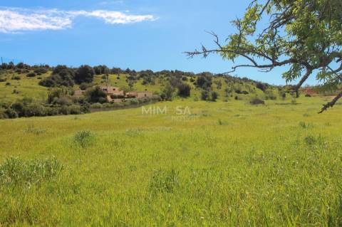 Terreno com Projeto para Moradia T3 com Piscina – Lagos