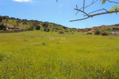 Terreno com Projeto para Moradia T3 com Piscina – Lagos