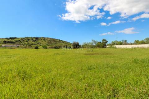 Terreno com Projeto para Moradia T3 com Piscina – Lagos