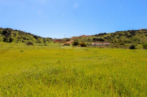 Terreno com Projeto para Moradia T3 com Piscina – Lagos