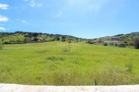 Terreno com Projeto para Moradia T3 com Piscina – Lagos