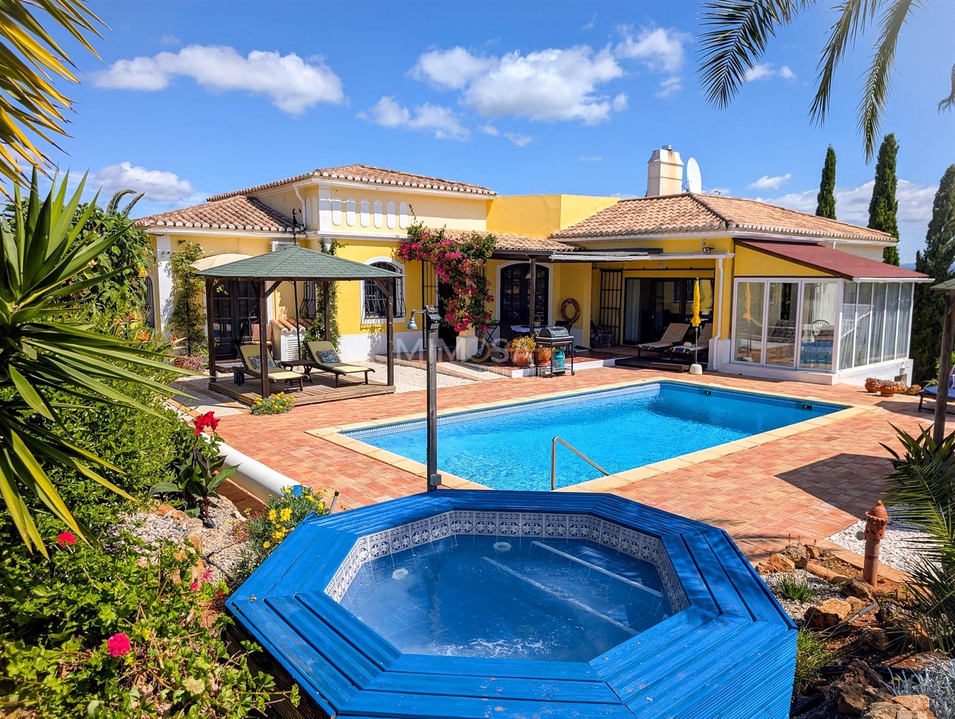 Moradia T3+1 com piscina, jardim e vistas panorâmica