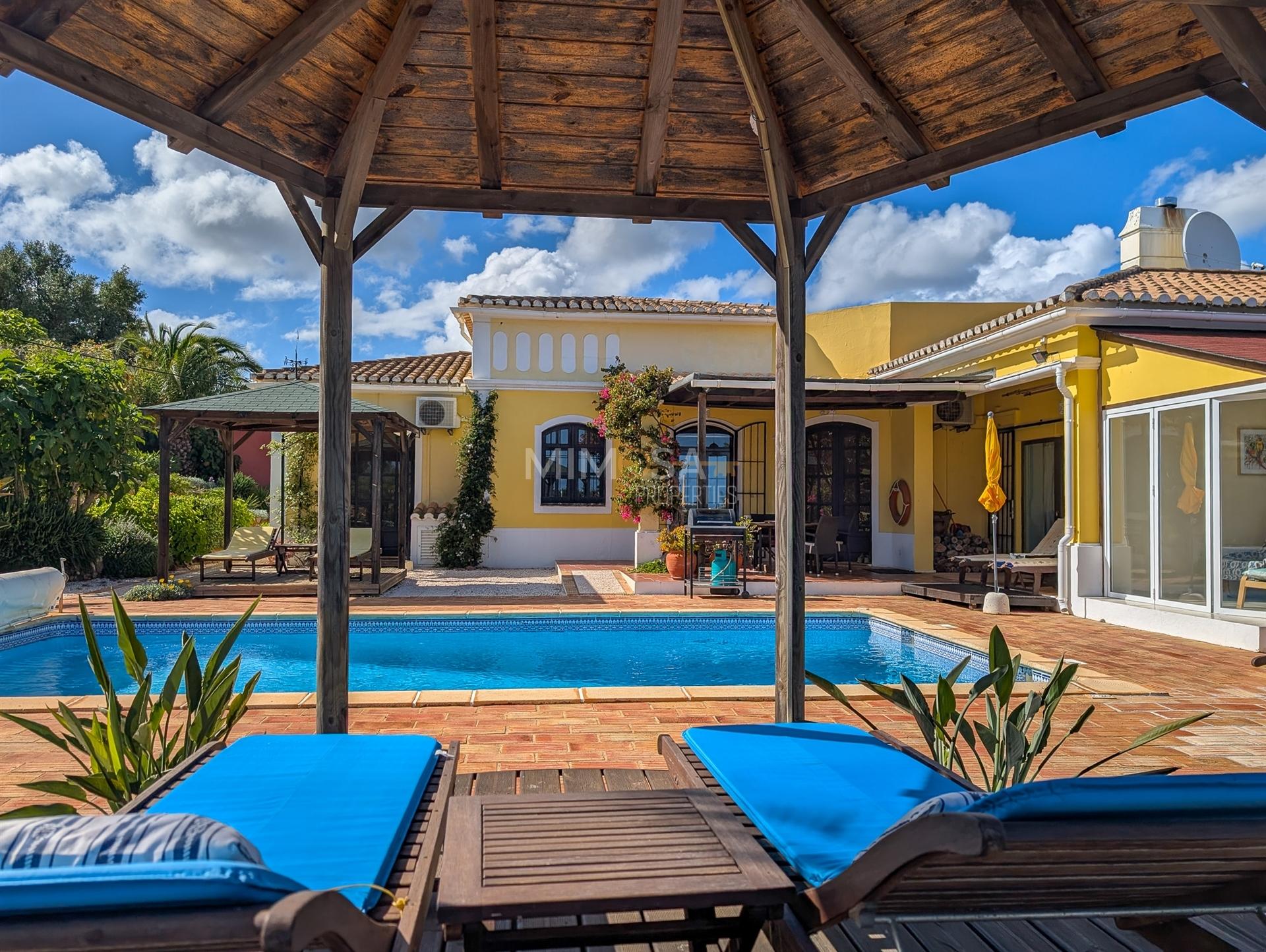 Moradia T3+1 com piscina, jardim e vistas panorâmica