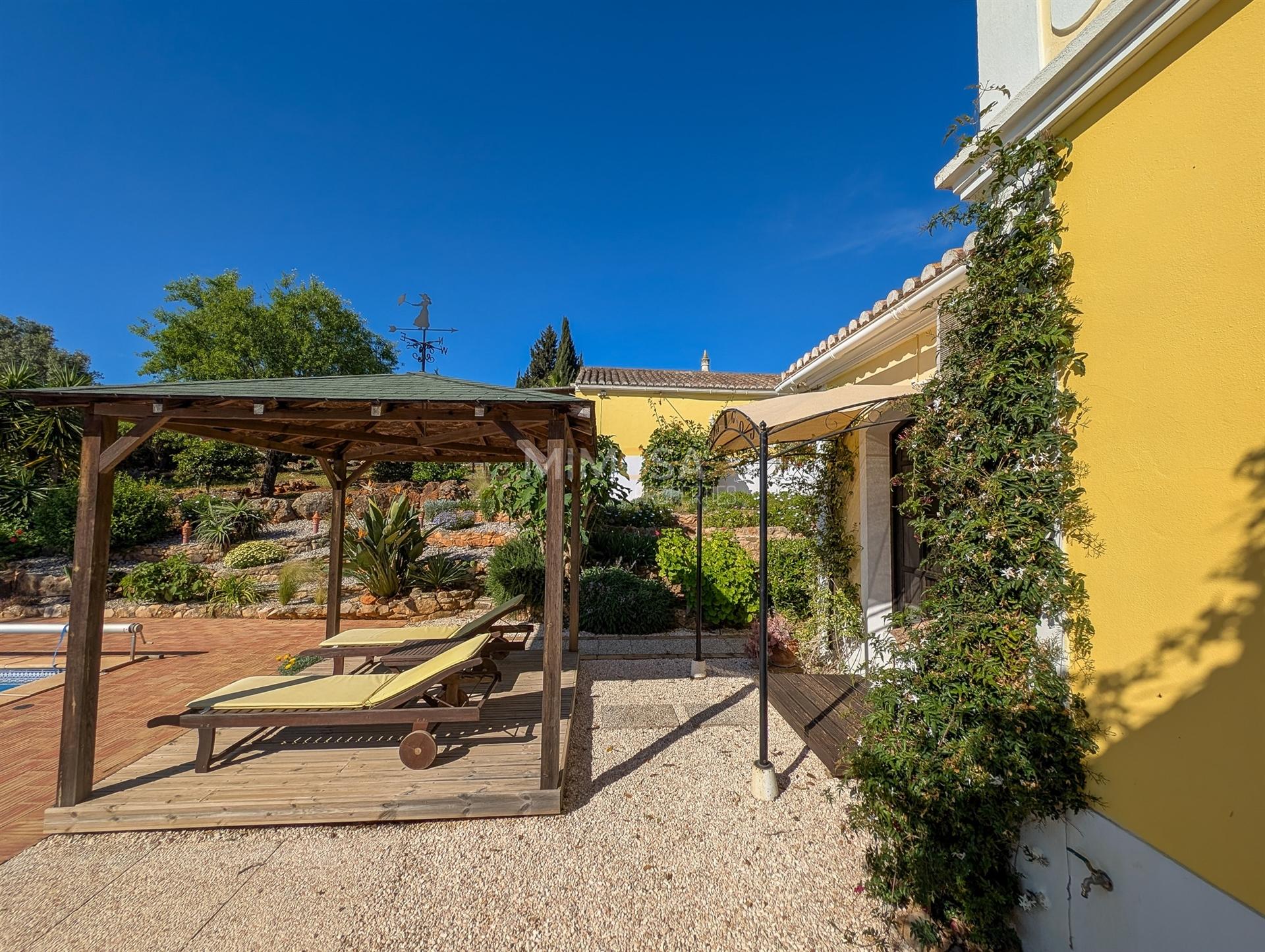 Moradia T3+1 com piscina, jardim e vistas panorâmica