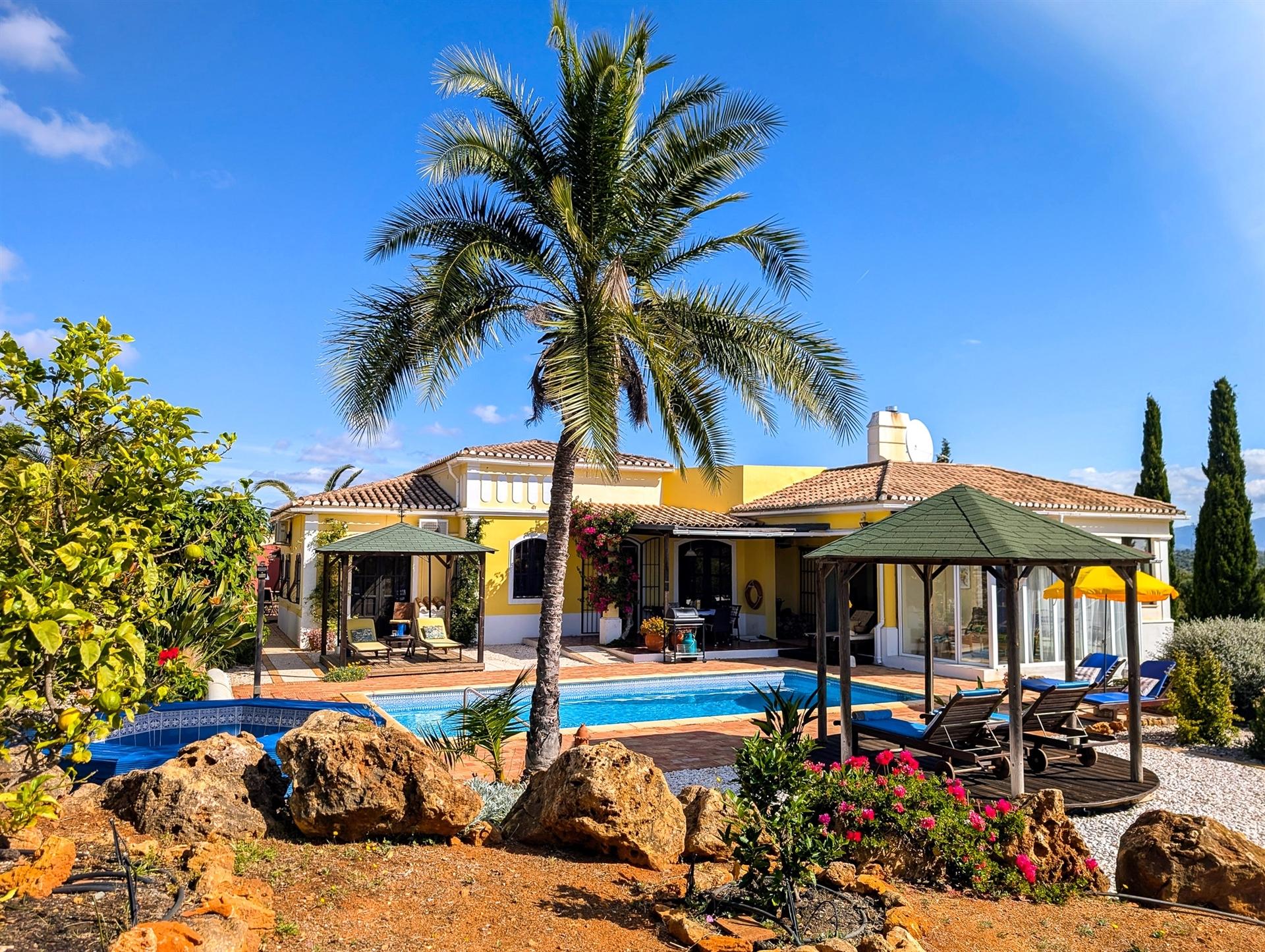 Moradia T3+1 com piscina, jardim e vistas panorâmica