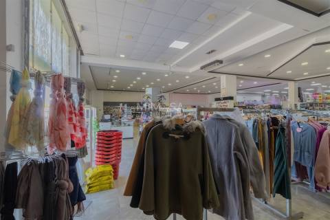 Excelente Armazém de 1100 m² Próximo de Lagos