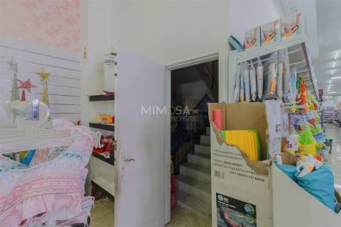 Excelente Armazém de 1100 m² Próximo de Lagos