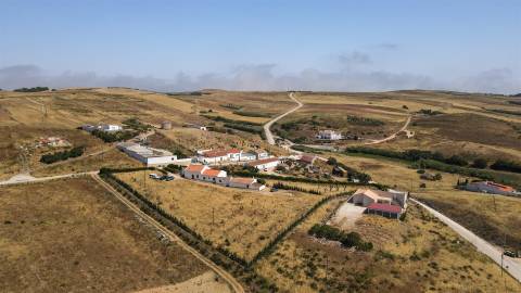 Moradia T3 com Potencial de Investimento, Raposeira, Vila do Bispo