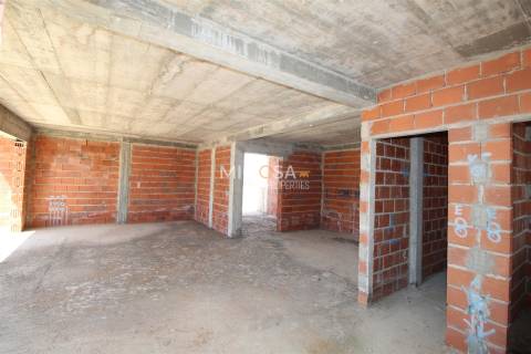 Moradia a concluir com piscina e excelente exposição solar, Lagos