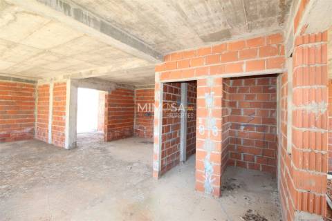 Moradia a concluir com piscina e excelente exposição solar, Lagos