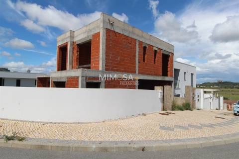 Moradia a concluir com piscina e excelente exposição solar, Lagos