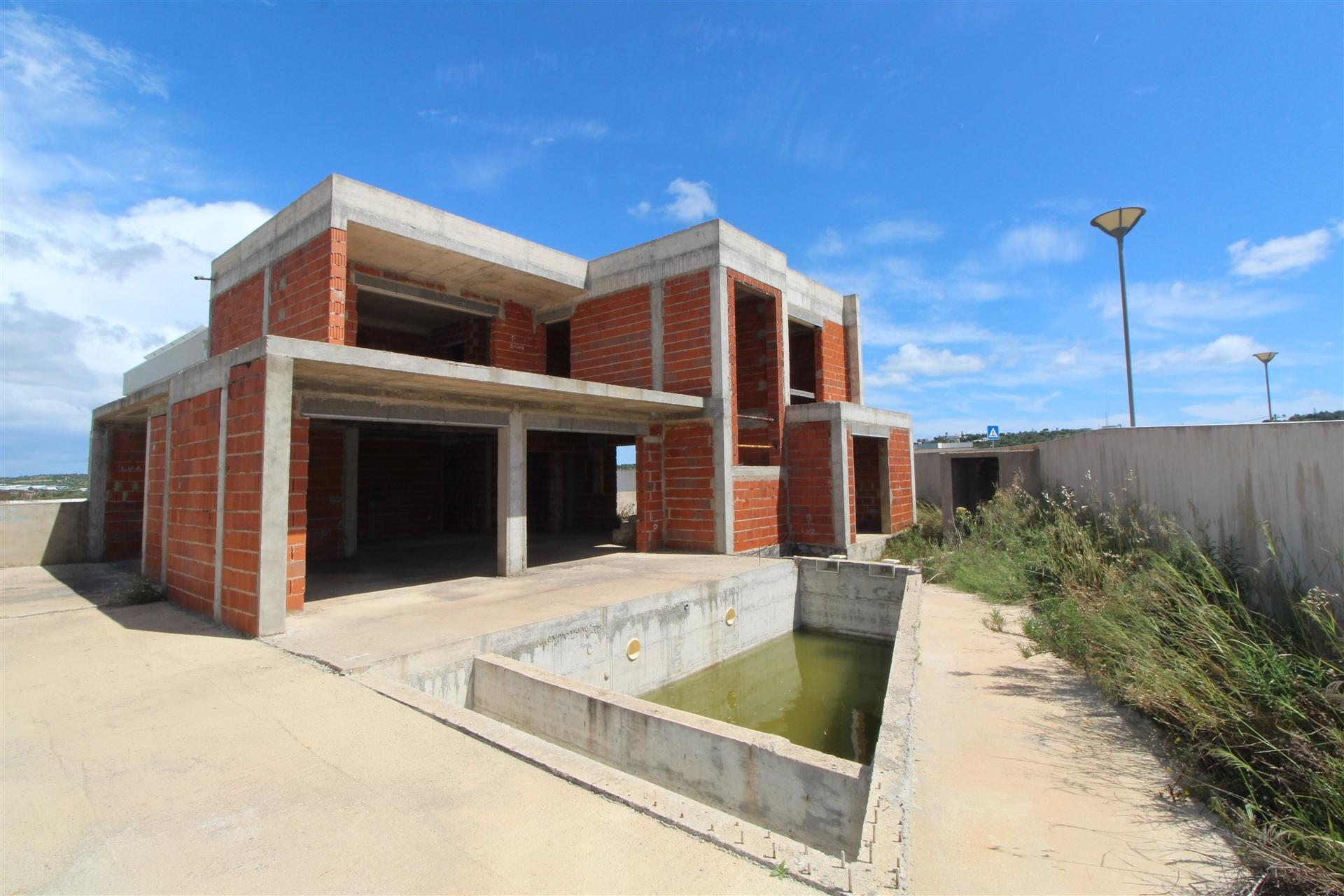 Moradia a concluir com piscina e excelente exposição solar, Lagos