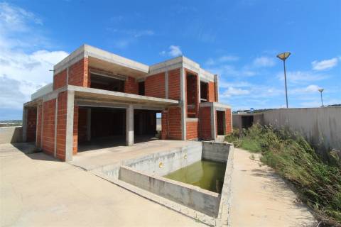 Moradia a concluir com piscina e excelente exposição solar, Lagos