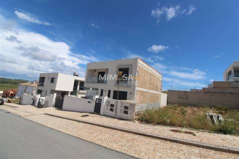 Terreno de 305&#8239;m² para Moradia Geminada – Portelas, Lagos