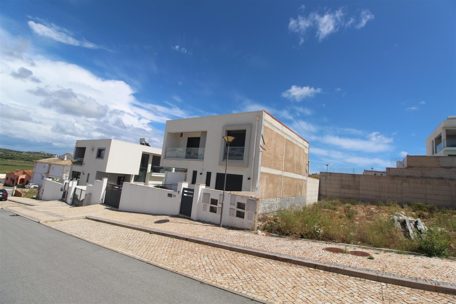 Terreno de 305 m² para Moradia Geminada – Portelas, Lagos
