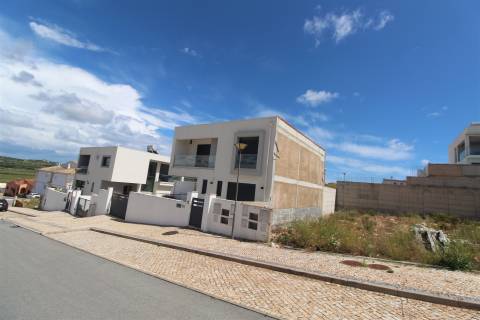 Terreno de 305 m² para Moradia Geminada – Portelas, Lagos
