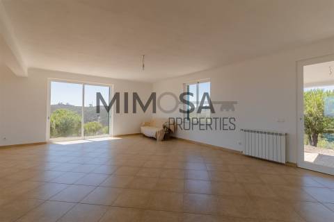 Encantadora casa tradicional, com piscina, localizada numa aldeia tranquila no coração do Algarve.