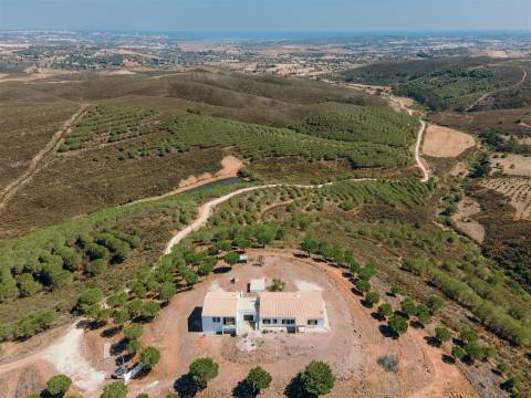 Encantadora casa tradicional, com piscina, localizada numa aldeia tranquila no coração do Algarve.