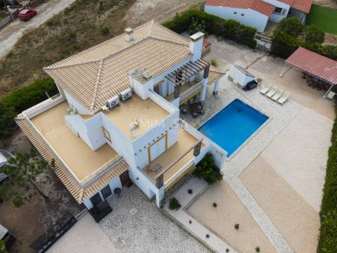 Bonita moradia T4 com piscina e vista mar perto de Vale da Telha