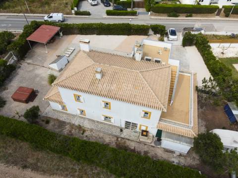 Bonita moradia T4 com piscina e vista mar perto de Vale da Telha