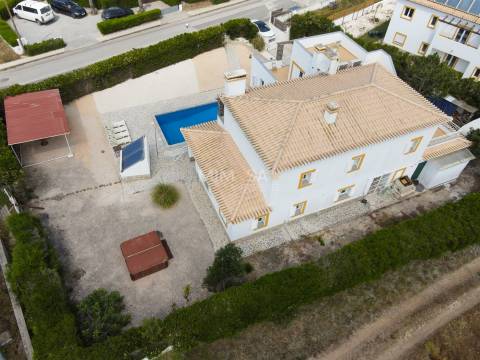 Bonita moradia T4 com piscina e vista mar perto de Vale da Telha