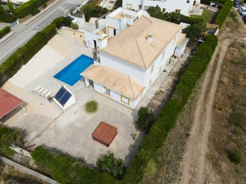 Bonita moradia T4 com piscina e vista mar perto de Vale da Telha