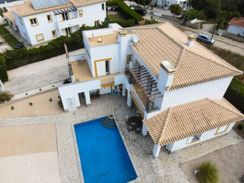 Bonita moradia T4 com piscina e vista mar perto de Vale da Telha