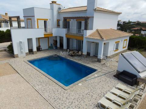 Bonita moradia T4 com piscina e vista mar perto de Vale da Telha