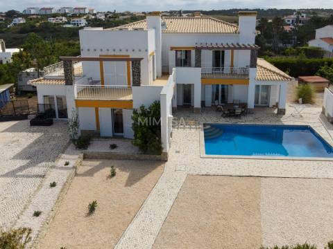 Bonita moradia T4 com piscina e vista mar perto de Vale da Telha