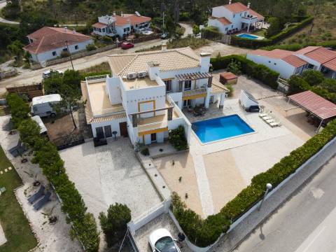 Bonita moradia T4 com piscina e vista mar perto de Vale da Telha