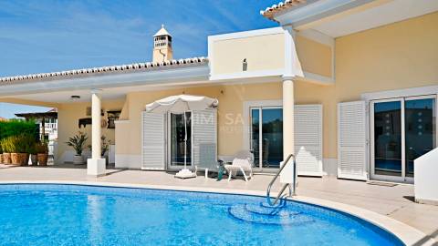 Moradia T4 com Piscina Privativa em Sargaçal, Lagos