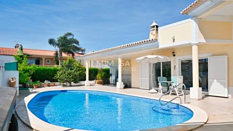 Moradia T4 com Piscina Privativa em Sargaçal, Lagos