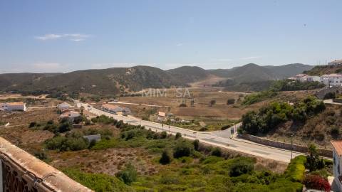 Nova Loja com 95,10 m² no centro da Aldeia da Carrapateira