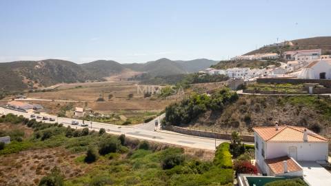 Nova Loja com 95,10 m² no centro da Aldeia da Carrapateira