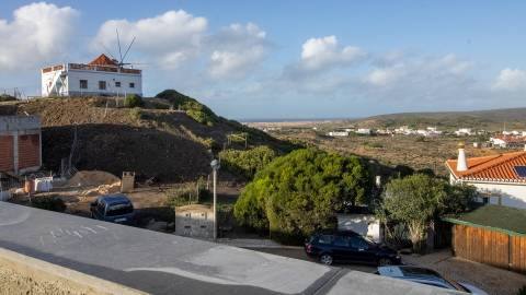 Nova Moradia T2+1 Duplex com Vista Mar na Aldeia da Carrapateira