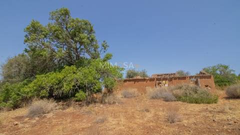 Terreno de 2ha com Ruina junto à Praia da Luz, Lagos