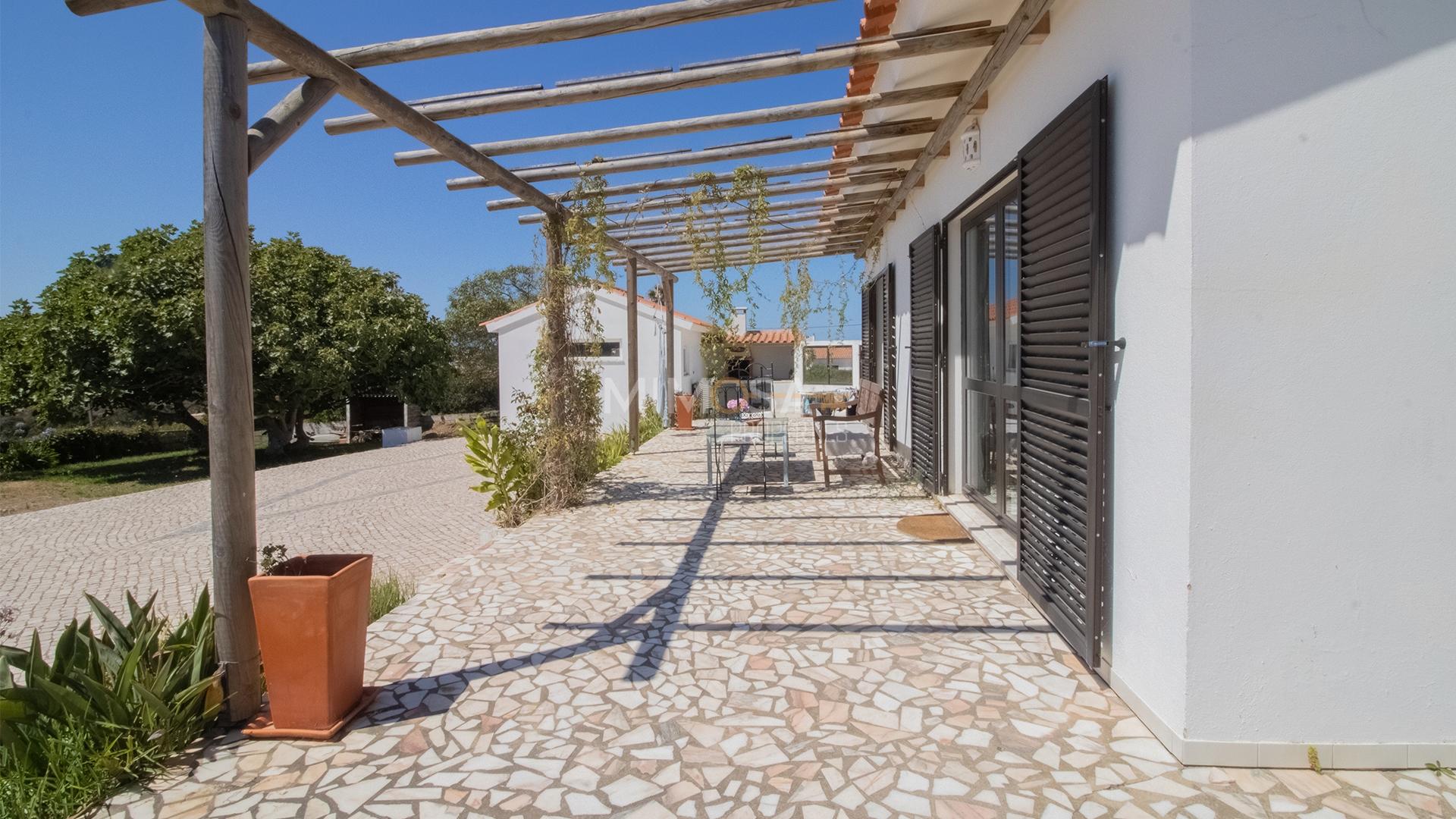 Casa Tradicional Algarvia com Jardim e Vista Mar em Vale da Telha