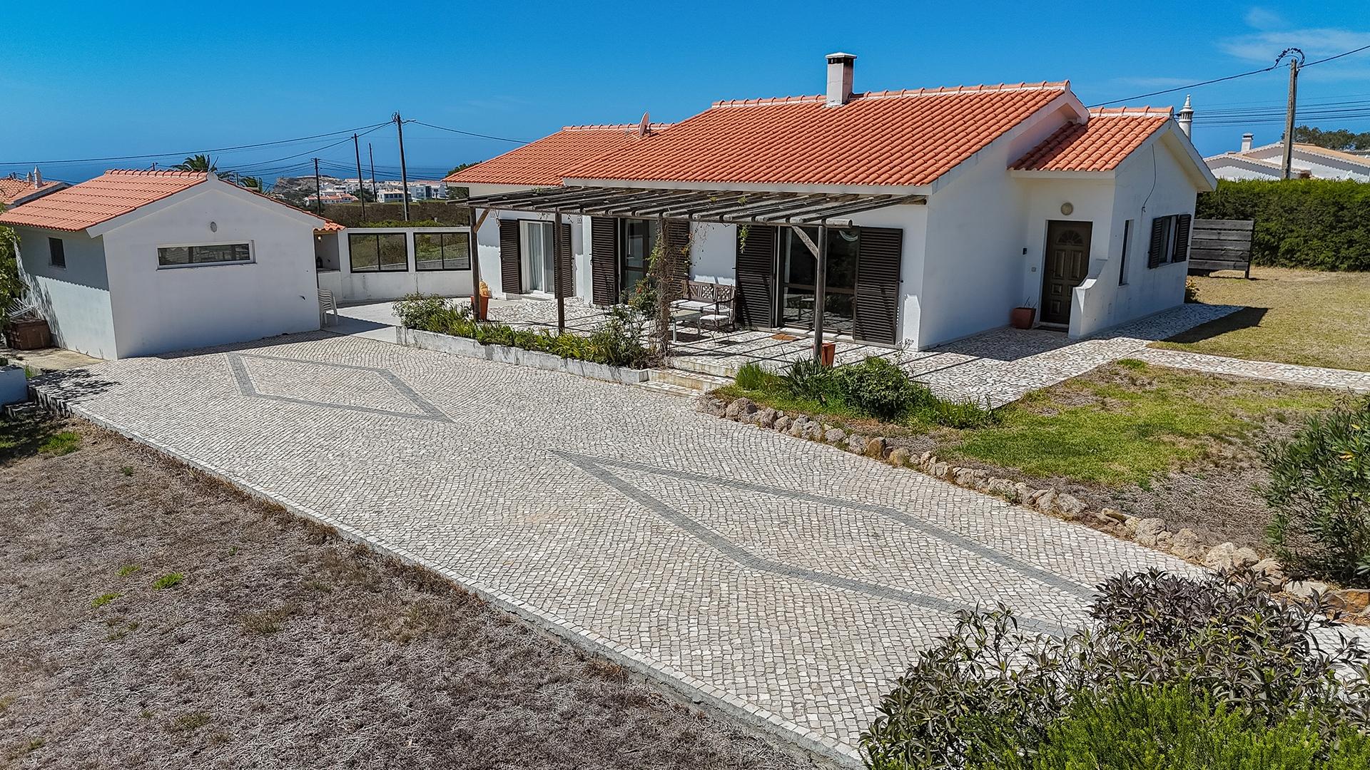 Casa Tradicional Algarvia com Jardim e Vista Mar em Vale da Telha
