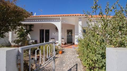 Moradia Independente com Jardim e Potencial para Piscina, Aljezur